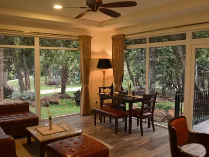 Nature-Infused Lounge Design — Classic Leather & Wood Furnishings for Resort-Style Living